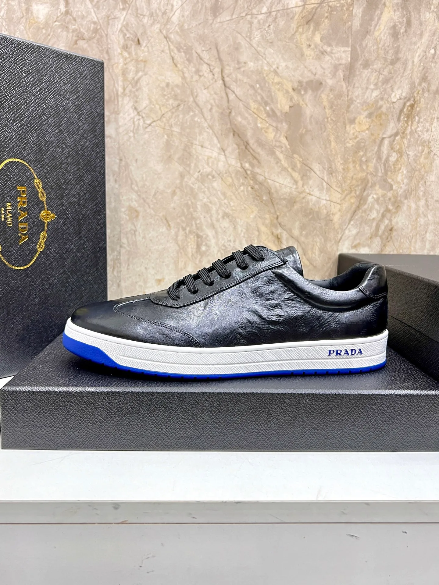 💰620 Prada classic men’s lace-up casual shoes｜Imported cowhide upper｜Layered stitching design on the upper Lightweight and breathable｜Soft and comfortable｜PRADA letters on the side｜Distinctive sporty style Showing the brand style｜Lightweight embossed rubber sole｜With cowhide foot pad lining｜Excellent foot feel Fashionable and elegant｜Size: 38-44 (customized at 45)